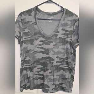 Women's Size Medium Universal Threads V-Neck BNWOT Short Sleeved Camouflage.